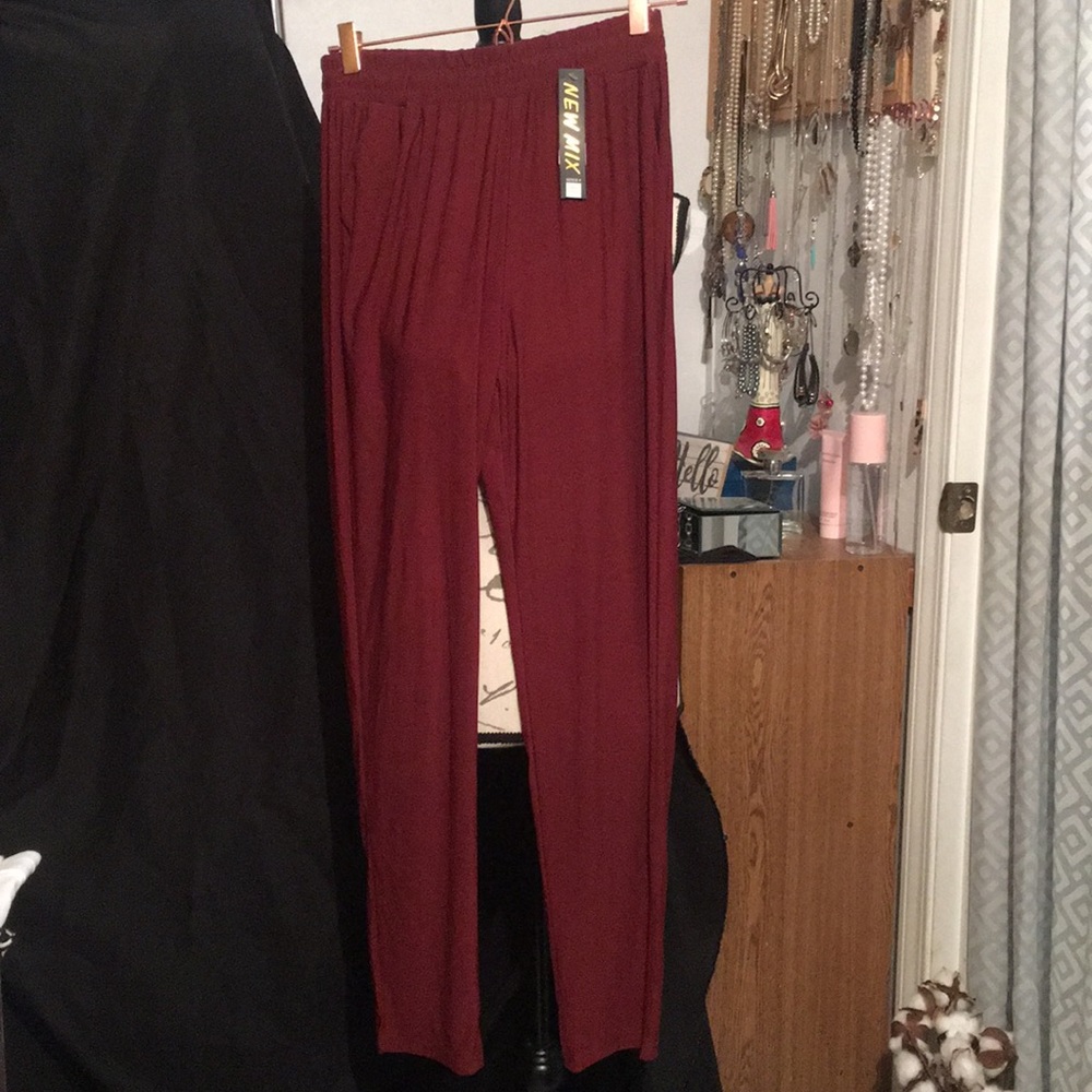 😍NWT Chic pants. Size Large